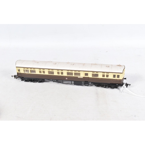 154 - A BOXED LIMA OO GAUGE G.W.R. RAILCAR, No.22 (L205132), missing one coupling bar, with a boxed Airfix... 