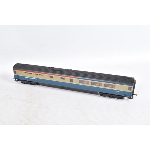 163 - AN UNBOXED LIMA OO GAUGE CLASS 43 INTERCITY 125 HIGH SPEED TRAIN SET, power car No.W43168, dummy pow... 