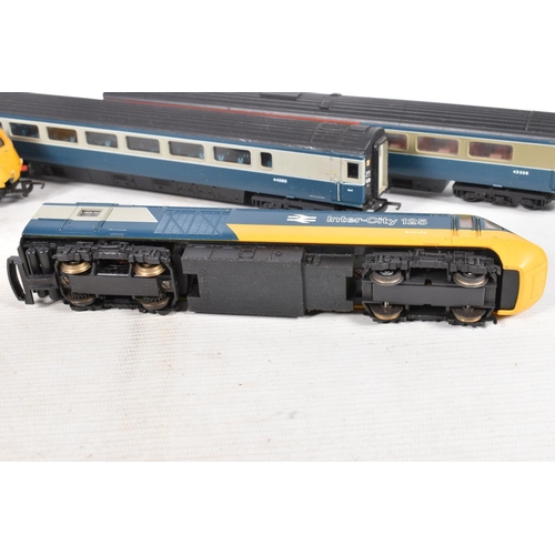 163 - AN UNBOXED LIMA OO GAUGE CLASS 43 INTERCITY 125 HIGH SPEED TRAIN SET, power car No.W43168, dummy pow... 