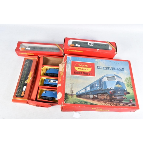 169 - A BOXED TRI-ANG RAILWAYS OO GAUGE BLUE PULLMAN SET, No.RS52, comprising power car No.W60095, dummy p... 