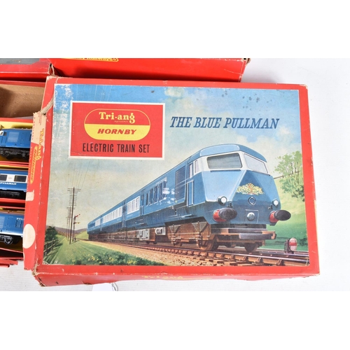 169 - A BOXED TRI-ANG RAILWAYS OO GAUGE BLUE PULLMAN SET, No.RS52, comprising power car No.W60095, dummy p... 