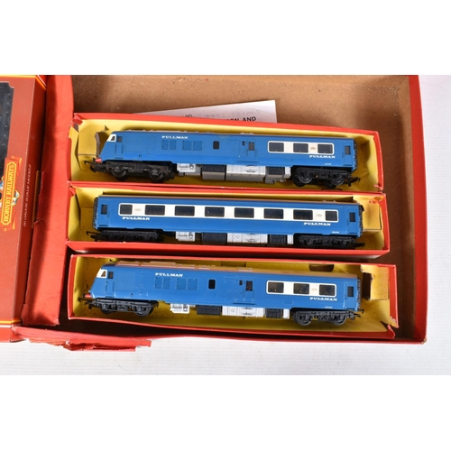 169 - A BOXED TRI-ANG RAILWAYS OO GAUGE BLUE PULLMAN SET, No.RS52, comprising power car No.W60095, dummy p... 