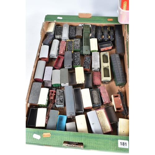 181 - A QUANTITY OF UNBOXED OO/HO GAUGE MODEL RAILWAY FREIGHT ROLLING STOCK,  to include Tri-ang, Wrenn, H... 