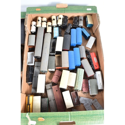 181 - A QUANTITY OF UNBOXED OO/HO GAUGE MODEL RAILWAY FREIGHT ROLLING STOCK,  to include Tri-ang, Wrenn, H... 