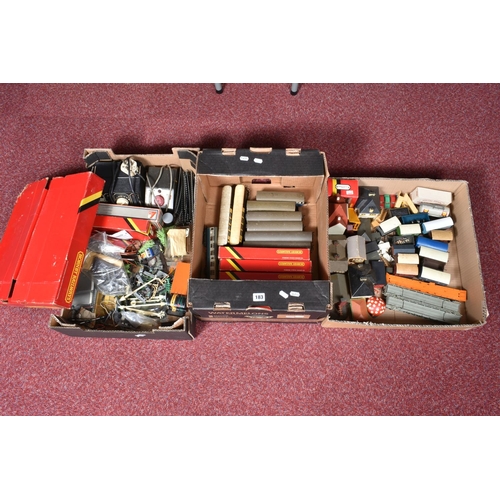 183 - A QUANTITY OF BOXED AND UNBOXED AND ASSORTED OO GAUGE MODEL RAILWAY ROLLING STOCK AND ACCESSORIES ET... 