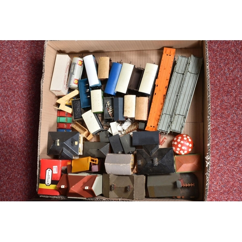 183 - A QUANTITY OF BOXED AND UNBOXED AND ASSORTED OO GAUGE MODEL RAILWAY ROLLING STOCK AND ACCESSORIES ET... 