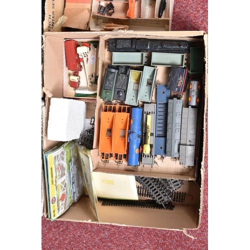 184 - A QUANTITY OF UNBOXED AND ASSORTED OO GAUGE MAINLY TRI-ANG MODEL RAILWAY ITEMS, to include assorted ... 