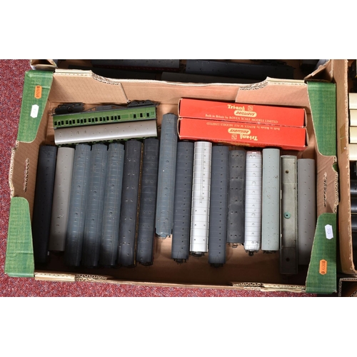 186 - A QUANTITY OF ASSORTED UNBOXED OO GAUGE MODEL RAILWAY PASSENGER COACHES, assorted eras, types of coa... 