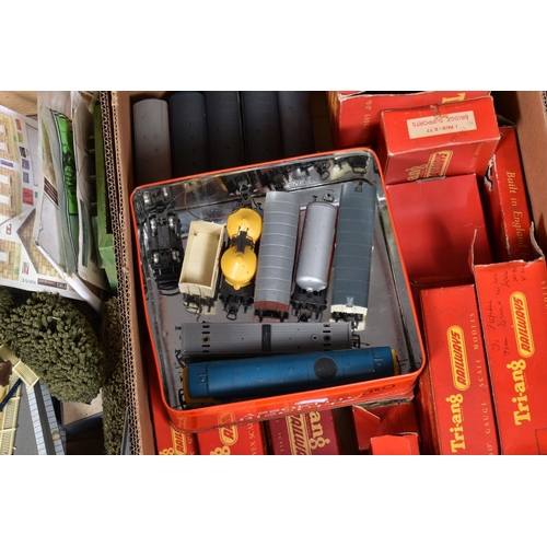 187 - A QUANTITY OF BOXED AND UNBOXED MAINLY TRI-ANG AND HORNBY OO GAUGE MODEL RAILWAY ITEMS, to include b... 