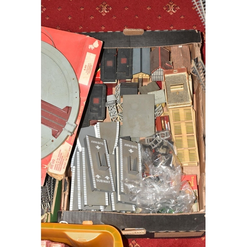 188 - A QUANTITY OF BOXED AND UNBOXED MAINLY TRI-ANG AND HORNBY OO GAUGE MODEL RAILWAY ITEMS, to include b... 