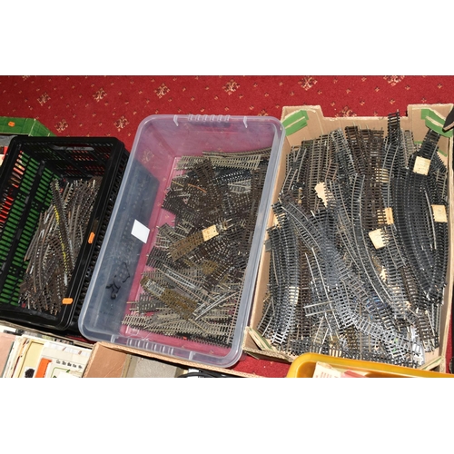 188 - A QUANTITY OF BOXED AND UNBOXED MAINLY TRI-ANG AND HORNBY OO GAUGE MODEL RAILWAY ITEMS, to include b... 