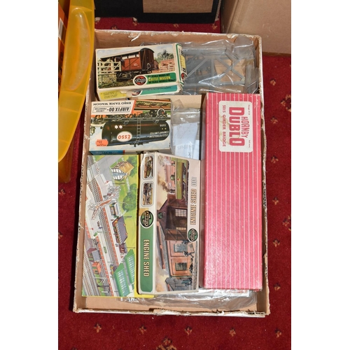 188 - A QUANTITY OF BOXED AND UNBOXED MAINLY TRI-ANG AND HORNBY OO GAUGE MODEL RAILWAY ITEMS, to include b... 