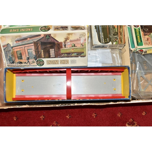 188 - A QUANTITY OF BOXED AND UNBOXED MAINLY TRI-ANG AND HORNBY OO GAUGE MODEL RAILWAY ITEMS, to include b... 