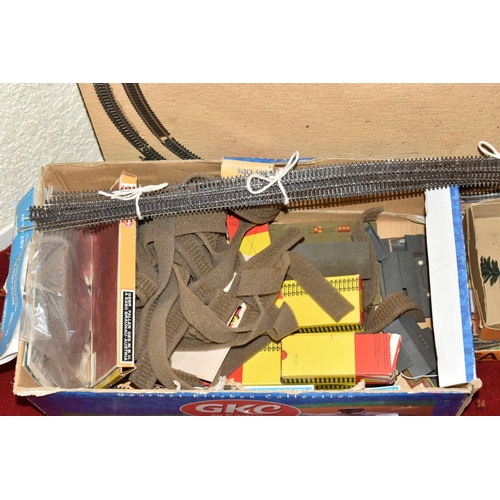 189 - A QUANTITY OF BOXED AND UNBOXED N GAUGE LINESIDE BUILDINGS, ACCESSORIES AND TRACK, boxed items inclu... 