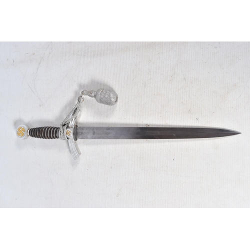 212 - A GERMAN LUFTWAFFE OFFICERS DRESS DAGGER, it comes complete with its scabbard hanger and portepee, t... 