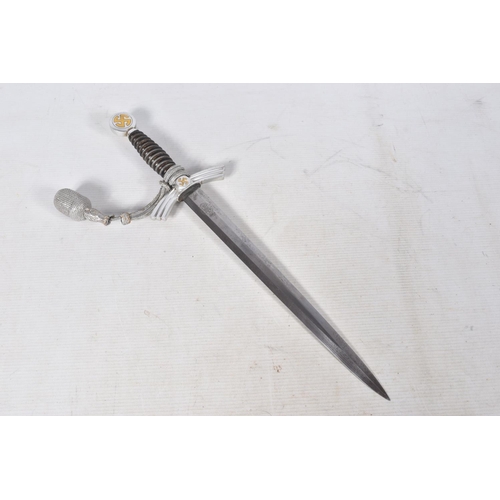 212 - A GERMAN LUFTWAFFE OFFICERS DRESS DAGGER, it comes complete with its scabbard hanger and portepee, t... 