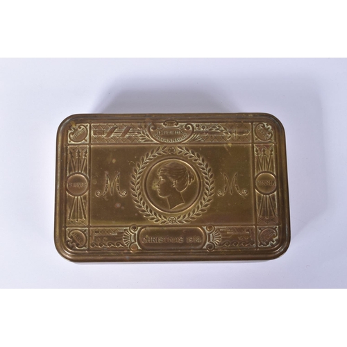 218 - A WWI 1914 PRINCESS MARY TIN, containing cap badges and uniform badges, the tin is in good condition... 