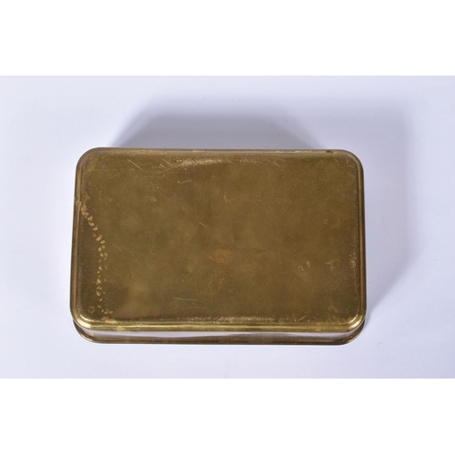 218 - A WWI 1914 PRINCESS MARY TIN, containing cap badges and uniform badges, the tin is in good condition... 