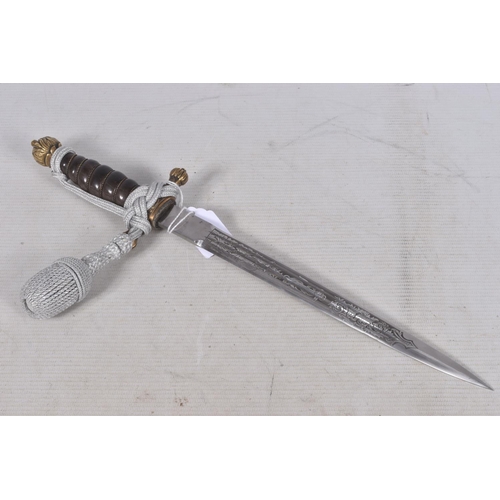 237 - A 20TH CENTURY GERMAN NAVY (REICHSMARINE) OFFICERS DAGGER, this was made by Alcoso of Solingen and i... 