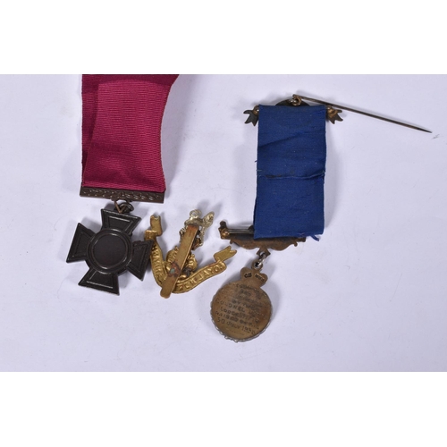 292 - A BOX OF MEDALS, BAYONETS AND OTHER MILITARY ITEMS, this includes hallmarked silver jubilee medal, R... 