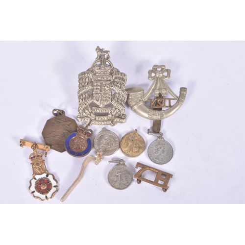 303 - A WWI VICTORY MEDAL, CAP BADGES AND MINATURE MEDALS, this lot contains a WWI victory medal correctly... 