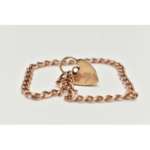 102 - A 9CT GOLD CURB LINK BRACELET, fitted with a heart padlock clasp, clasp and chain hallmarked 9ct Bir... 