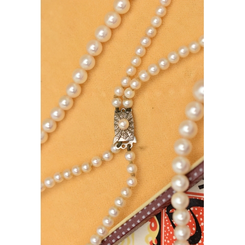 106 - A CASED SET OF 'MIKIMOTO' CULTURED PEARLS, a double strand of graduated pearls, approximate measurem... 