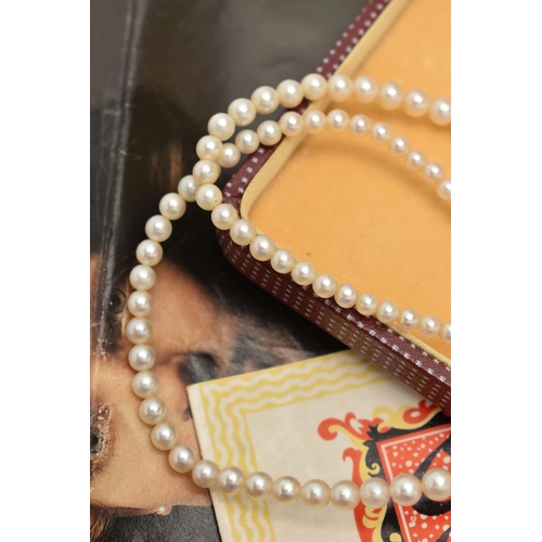 106 - A CASED SET OF 'MIKIMOTO' CULTURED PEARLS, a double strand of graduated pearls, approximate measurem... 