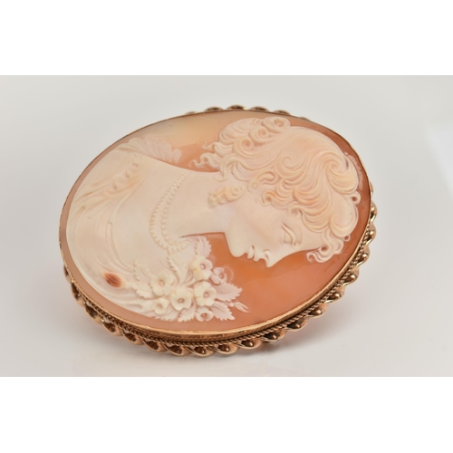 112 - A 9CT GOLD CAMEO BROOCH, large oval brooch, carved shell cameo depicting a lady in profile, collet s... 