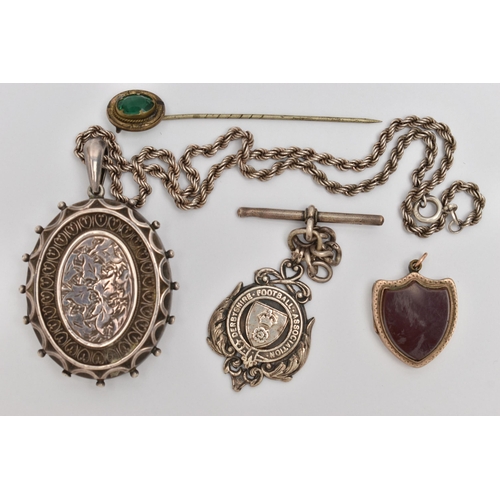 142 - AN ASSORTMENT OF LATE 19TH CENTURY AND EARLY 20TH CENTURY JEWELLERY ITEMS, to include a large white ... 