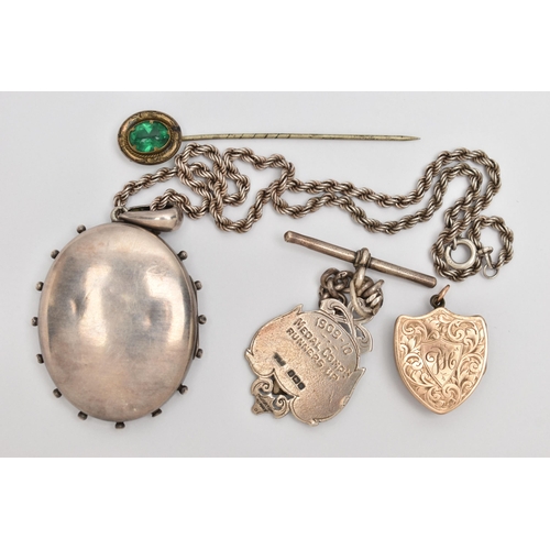 142 - AN ASSORTMENT OF LATE 19TH CENTURY AND EARLY 20TH CENTURY JEWELLERY ITEMS, to include a large white ... 