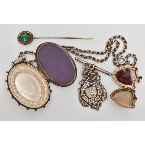 142 - AN ASSORTMENT OF LATE 19TH CENTURY AND EARLY 20TH CENTURY JEWELLERY ITEMS, to include a large white ... 