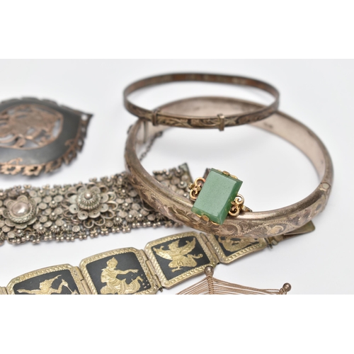 149 - A SELECTION OF SILVER AND WHITE METAL JEWELLERY, to include a hinged bangle, an articulated fish, a ... 