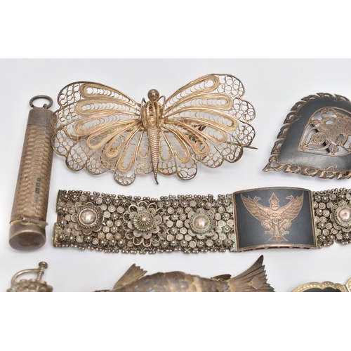 149 - A SELECTION OF SILVER AND WHITE METAL JEWELLERY, to include a hinged bangle, an articulated fish, a ... 