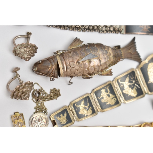 149 - A SELECTION OF SILVER AND WHITE METAL JEWELLERY, to include a hinged bangle, an articulated fish, a ... 