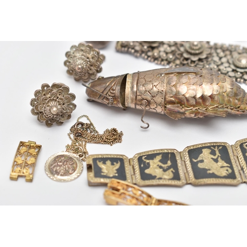 149 - A SELECTION OF SILVER AND WHITE METAL JEWELLERY, to include a hinged bangle, an articulated fish, a ... 