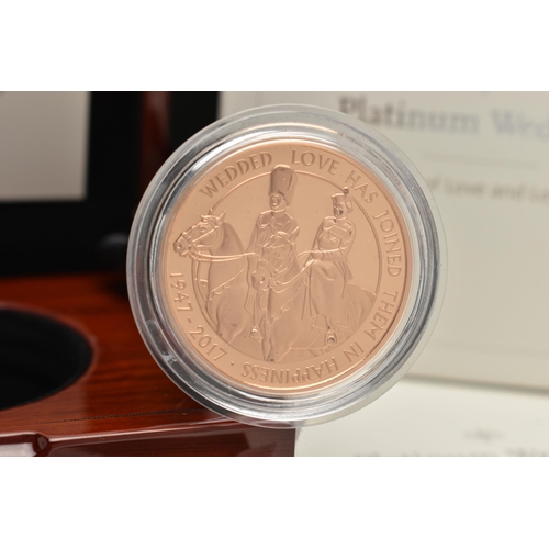 37 - A BOXED ROYAL MINT 'THE PLATINUM WEDDING ANNIVERSARY 2017 UK GOLD PROOF FIVE POUND COIN', No. 0309 o... 