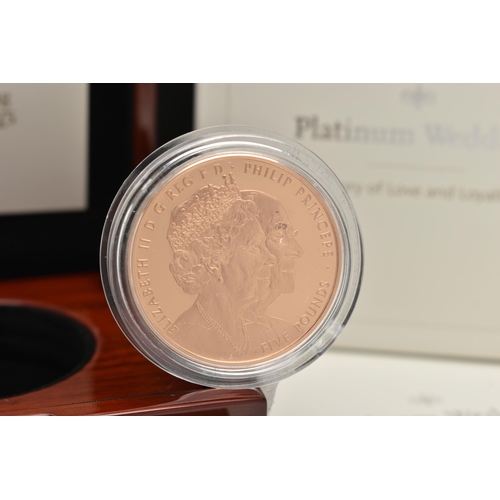 37 - A BOXED ROYAL MINT 'THE PLATINUM WEDDING ANNIVERSARY 2017 UK GOLD PROOF FIVE POUND COIN', No. 0309 o... 