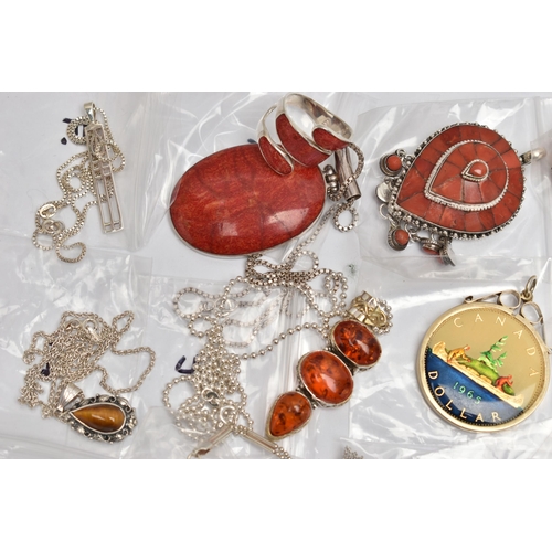 184 - TWENTY TWO ITEMS OF SILVER AND WHITE METAL JEWELLERY, to include a Delft filigree brooch, a small ov... 