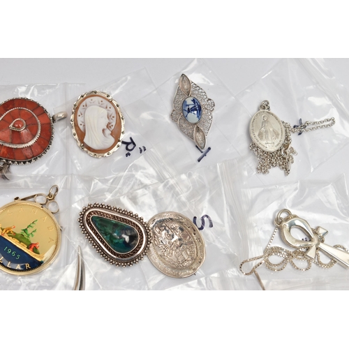 184 - TWENTY TWO ITEMS OF SILVER AND WHITE METAL JEWELLERY, to include a Delft filigree brooch, a small ov... 