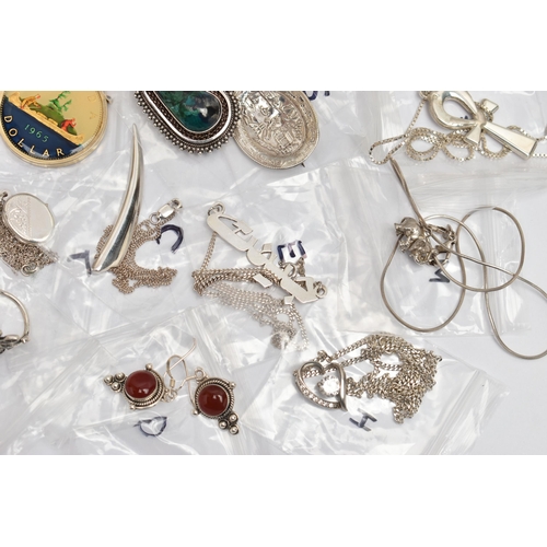 184 - TWENTY TWO ITEMS OF SILVER AND WHITE METAL JEWELLERY, to include a Delft filigree brooch, a small ov... 