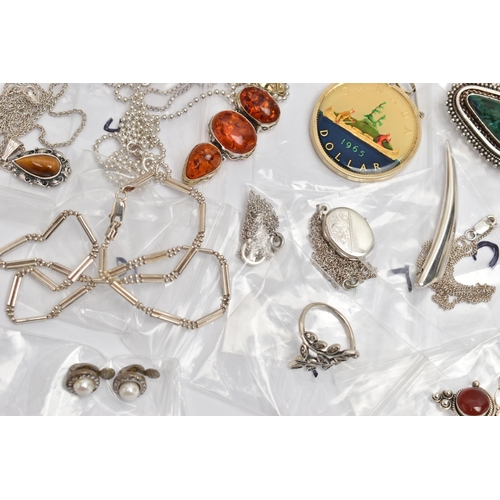 184 - TWENTY TWO ITEMS OF SILVER AND WHITE METAL JEWELLERY, to include a Delft filigree brooch, a small ov... 