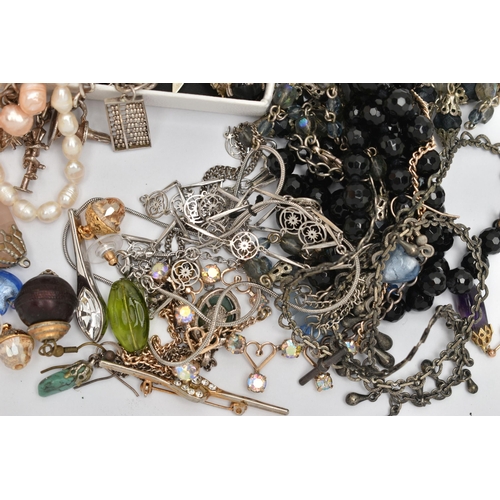 192 - AN ASSORTMENT OF WHITE METAL JEWELLERY, to include a white metal charm bracelet, fitted with a heart... 