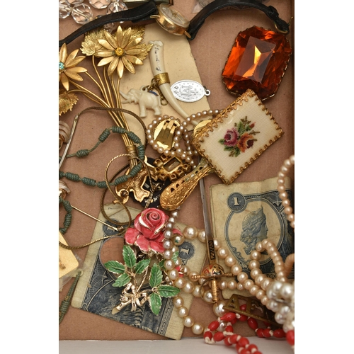 201 - A SELECTION OF MAINLY COSTUME JEWELLERY, to include a faceted quartz bead necklace, a heart locket, ... 