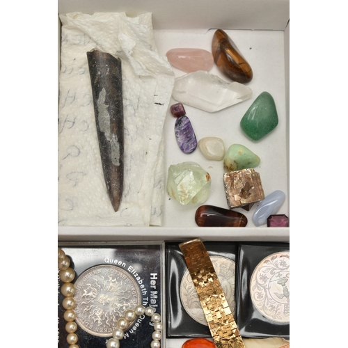 201 - A SELECTION OF MAINLY COSTUME JEWELLERY, to include a faceted quartz bead necklace, a heart locket, ... 