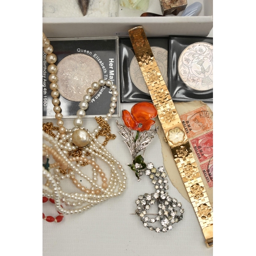 201 - A SELECTION OF MAINLY COSTUME JEWELLERY, to include a faceted quartz bead necklace, a heart locket, ... 