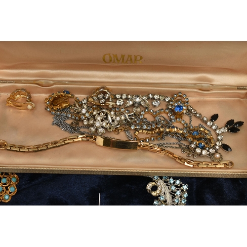 206 - A BOX OF ASSORTED COSTUME JEWELLERY, WATCHES AND OTHER ITEMS, to include a gents 'Sekonda' wristwatc... 