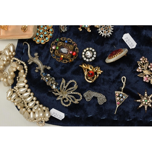 206 - A BOX OF ASSORTED COSTUME JEWELLERY, WATCHES AND OTHER ITEMS, to include a gents 'Sekonda' wristwatc... 