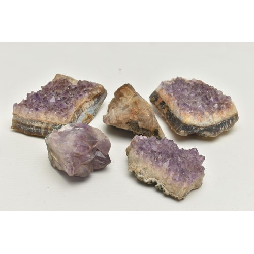 210 - FIVE SEMI PRECIOUS GEMSTONE SPECIMENS, to include samples of amethyst geodes, and one druzy quartz s... 