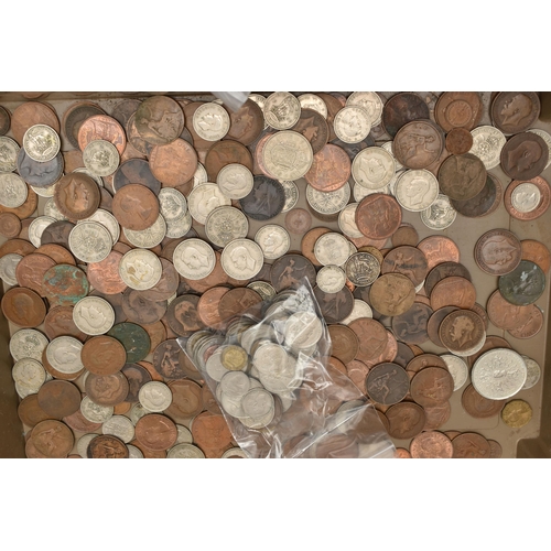 230 - A PLASTIC TRAY OF MAINLY UK COINAGE TO INCLUDE:20th Century uk coinage in two Coin albums with a qua... 